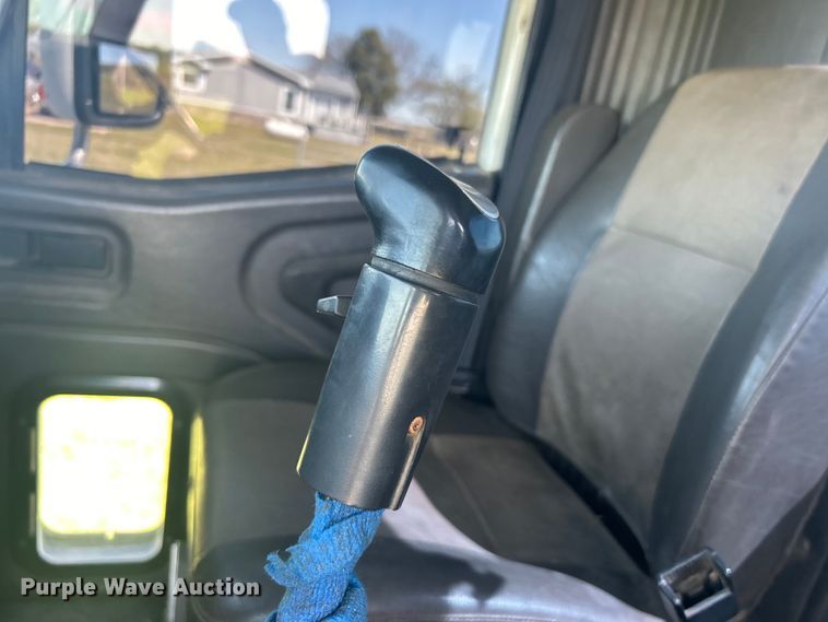 image for item DO1072 2001 International  9400i  semi truck