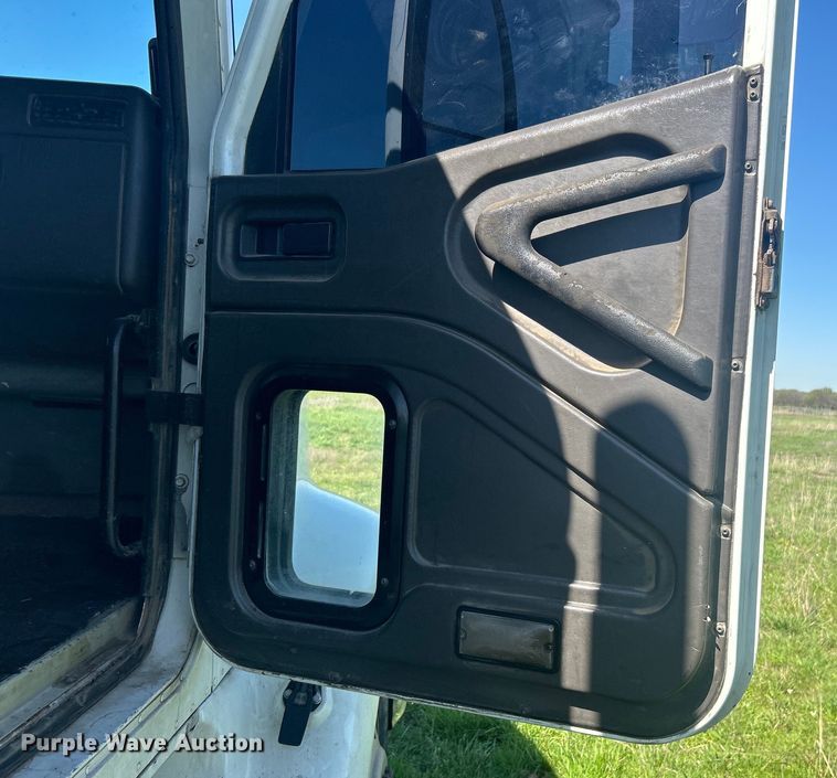 image for item DO1072 2001 International  9400i  semi truck