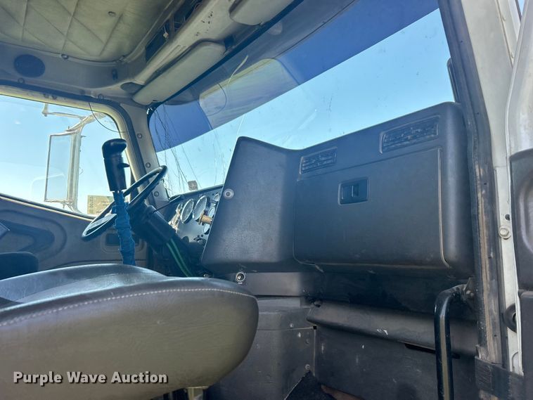 image for item DO1072 2001 International  9400i  semi truck