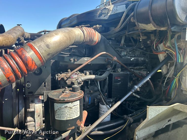 image for item DO1072 2001 International  9400i  semi truck