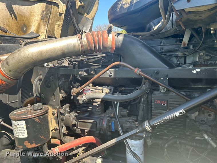 image for item DO1072 2001 International  9400i  semi truck