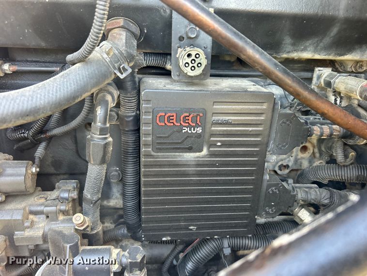 image for item DO1072 2001 International  9400i  semi truck