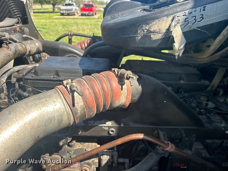 image for item DO1072 2001 International  9400i  semi truck