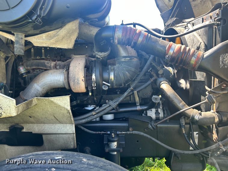 image for item DO1072 2001 International  9400i  semi truck