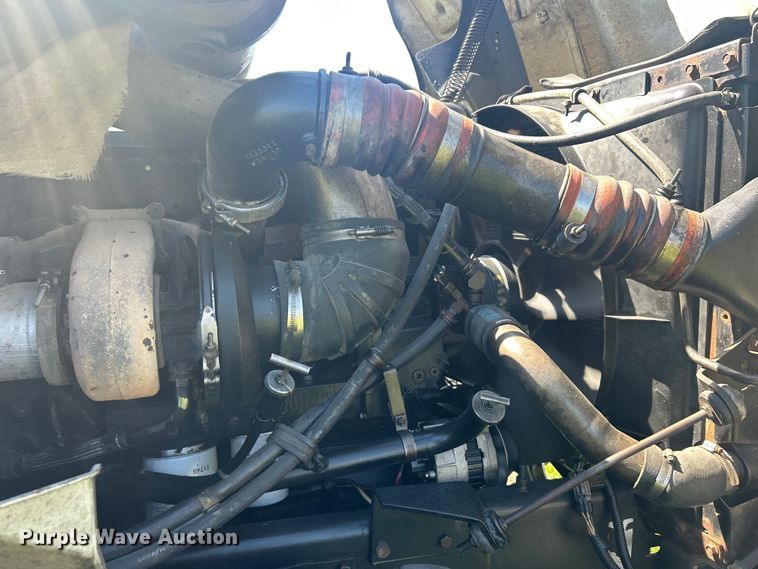 image for item DO1072 2001 International  9400i  semi truck