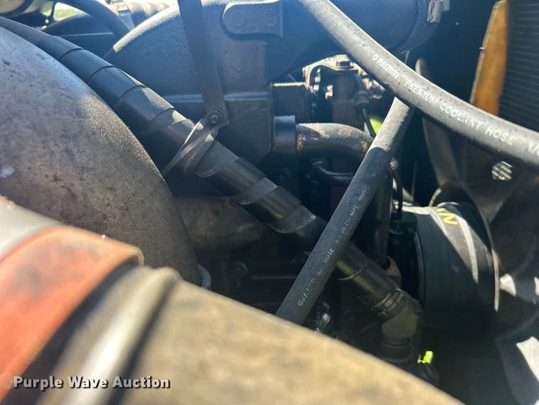 image for item DO1072 2001 International  9400i  semi truck