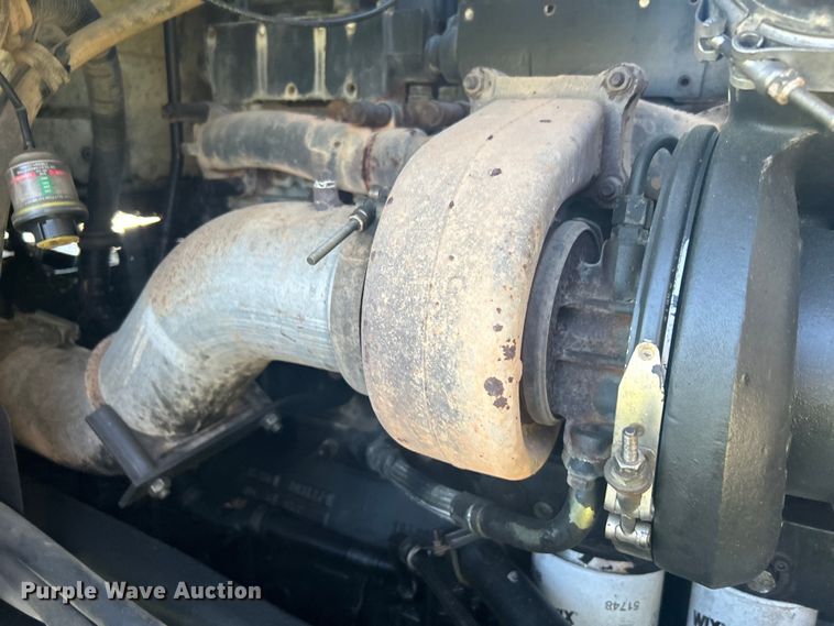 image for item DO1072 2001 International  9400i  semi truck