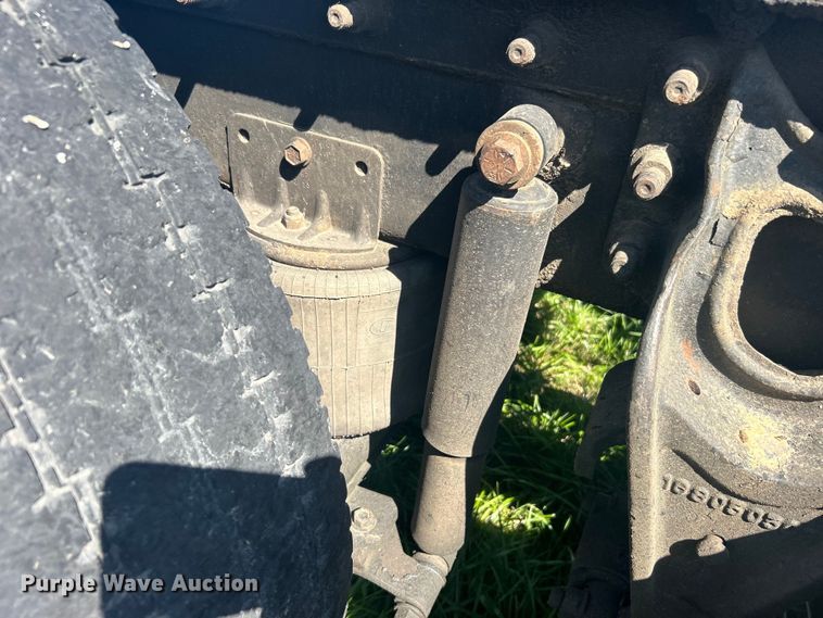 image for item DO1072 2001 International  9400i  semi truck