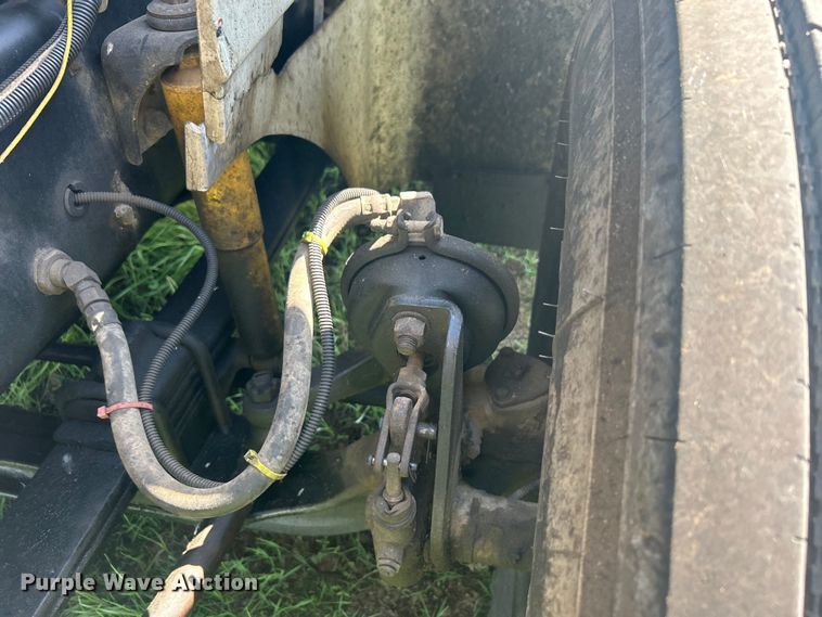 image for item DO1072 2001 International  9400i  semi truck