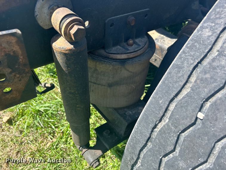 image for item DO1072 2001 International  9400i  semi truck