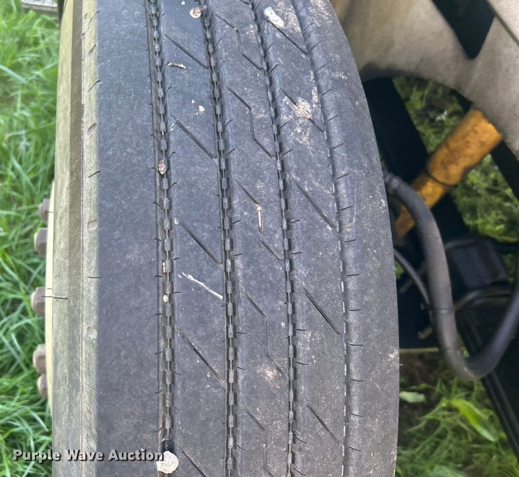 image for item DO1072 2001 International  9400i  semi truck