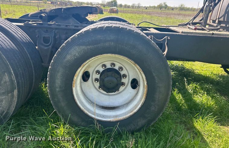 image for item DO1072 2001 International  9400i  semi truck