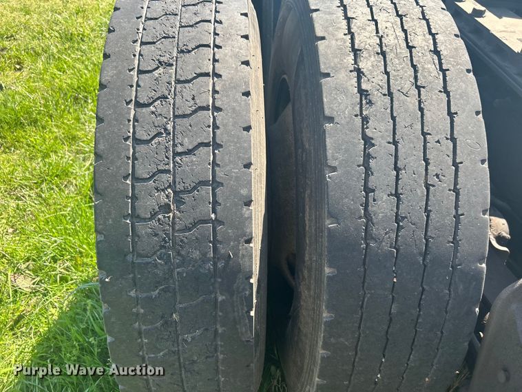 image for item DO1072 2001 International  9400i  semi truck