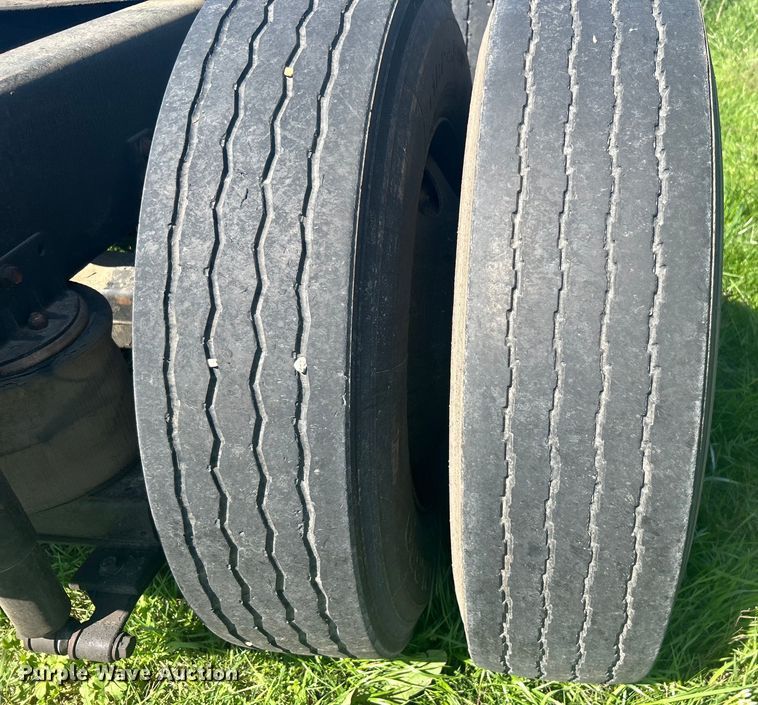 image for item DO1072 2001 International  9400i  semi truck