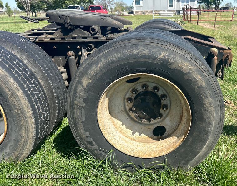 image for item DO1072 2001 International  9400i  semi truck