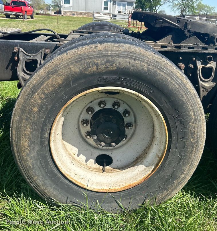 image for item DO1072 2001 International  9400i  semi truck