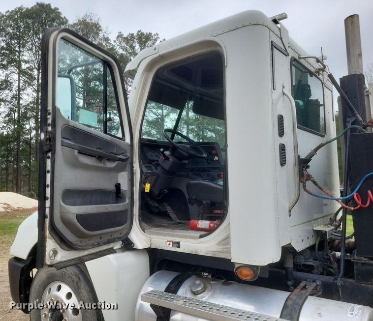 image for item DO4874 2007 Freightliner  Columbia 120 semi truck