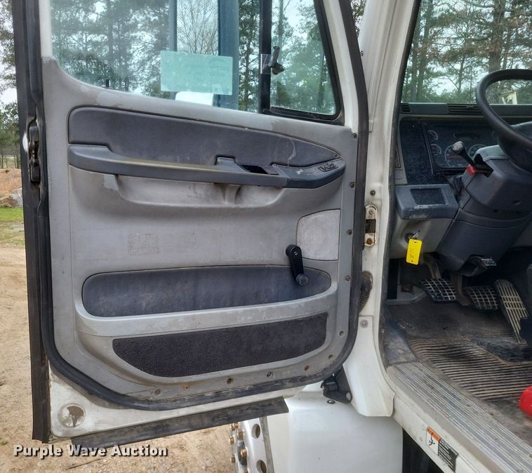 image for item DO4874 2007 Freightliner  Columbia 120 semi truck