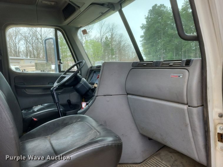 image for item DO4874 2007 Freightliner  Columbia 120 semi truck