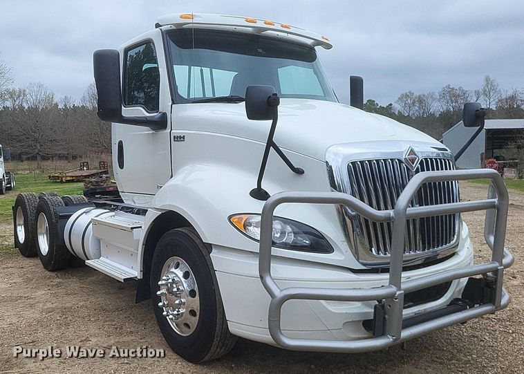 image for item DO4875 2019 International RH613 semi truck