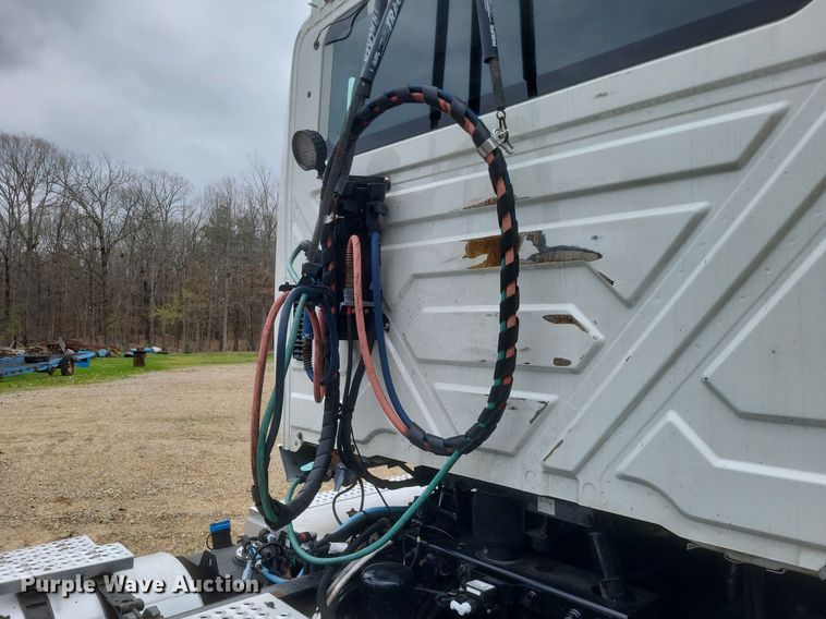 image for item DO4875 2019 International RH613 semi truck