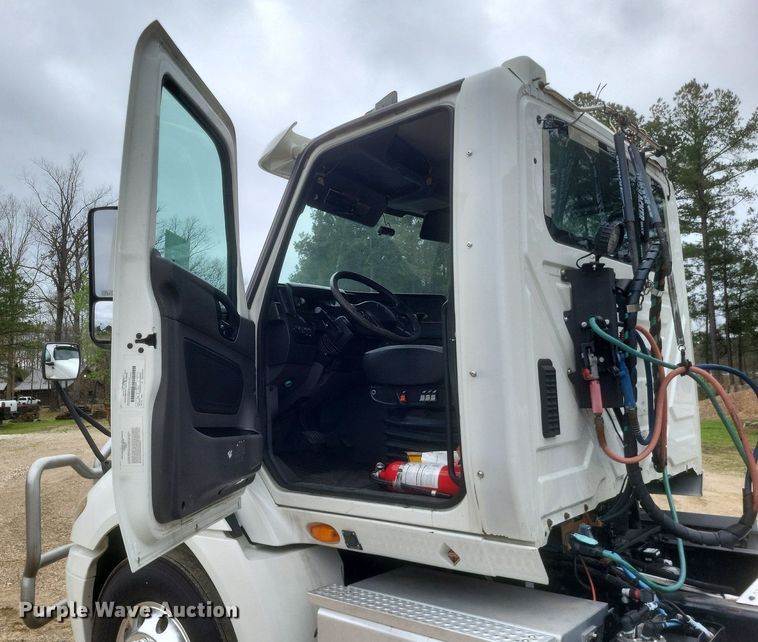 image for item DO4875 2019 International RH613 semi truck