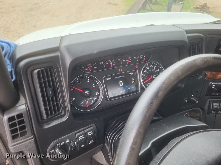 image for item DO4875 2019 International RH613 semi truck