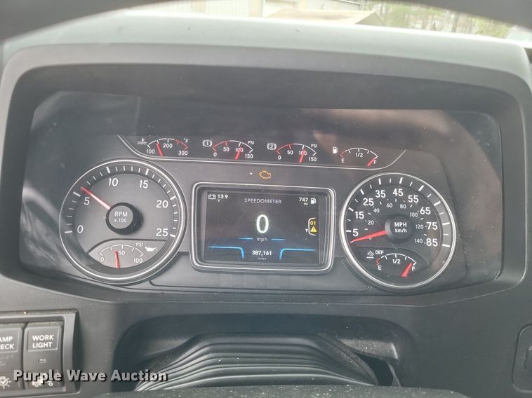 image for item DO4875 2019 International RH613 semi truck