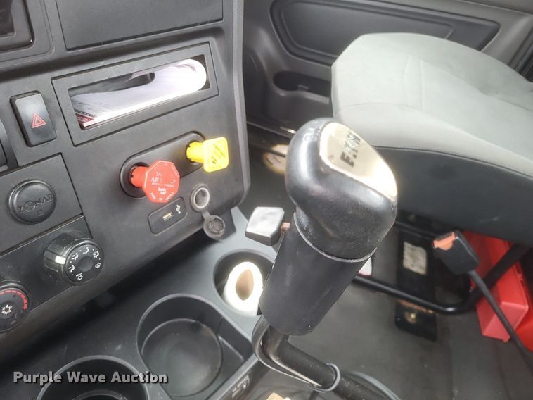 image for item DO4875 2019 International RH613 semi truck