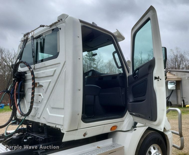 image for item DO4875 2019 International RH613 semi truck