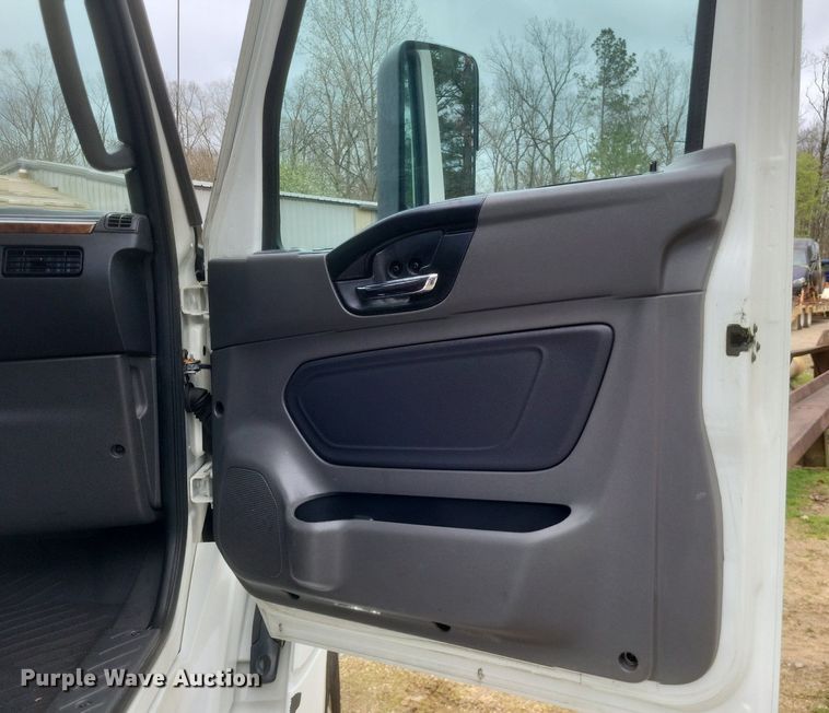 image for item DO4875 2019 International RH613 semi truck