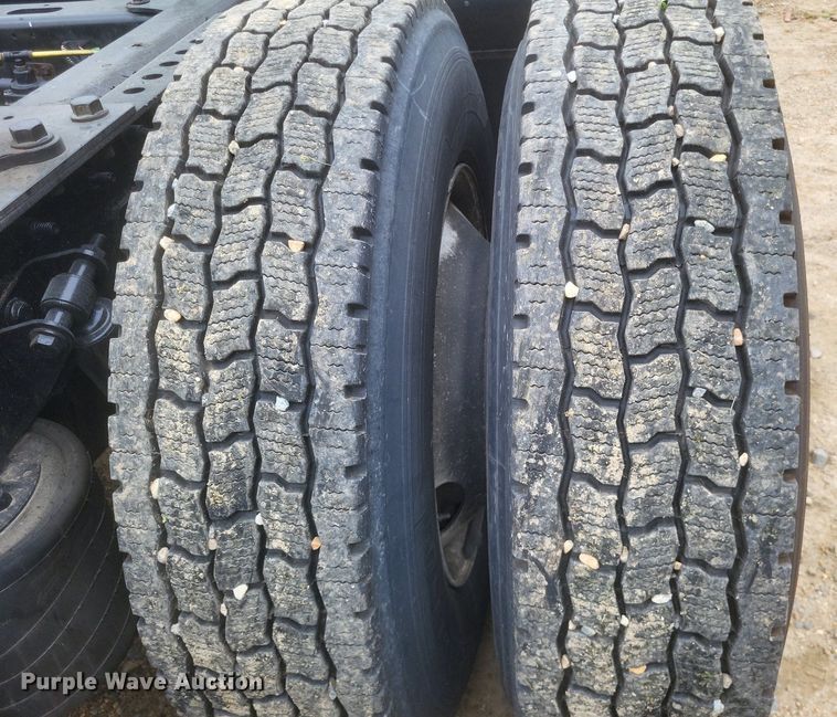 image for item DO4875 2019 International RH613 semi truck