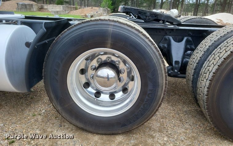 image for item DO4875 2019 International RH613 semi truck