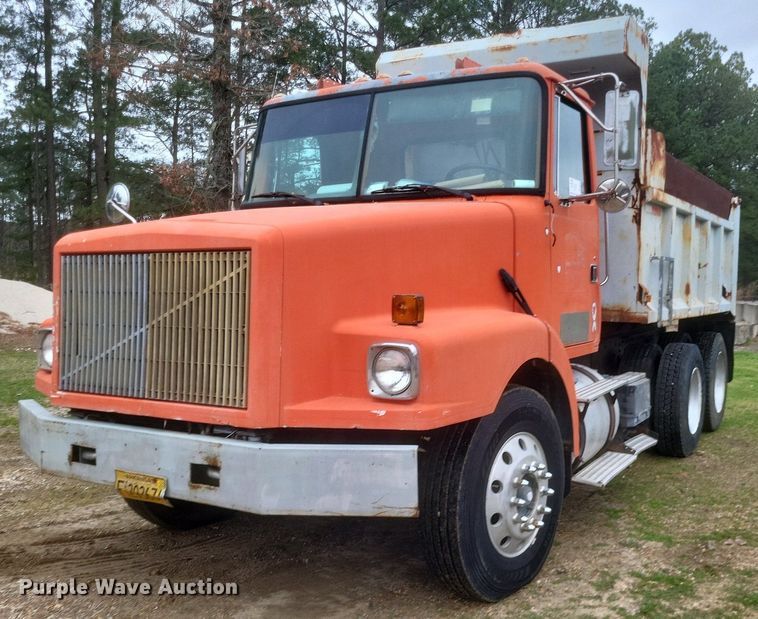 image for item DO4876 1995 White GMC WG dump truck