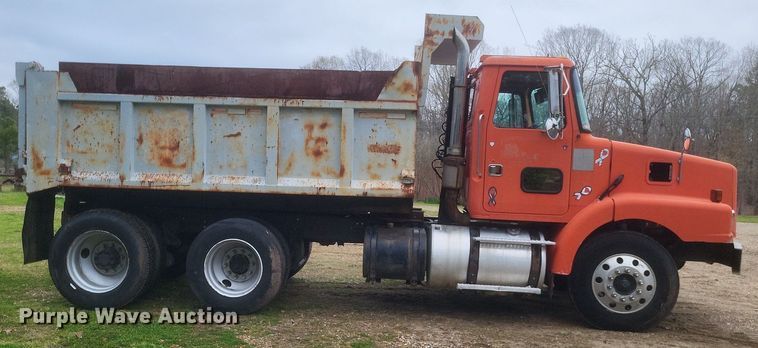 image for item DO4876 1995 White GMC WG dump truck