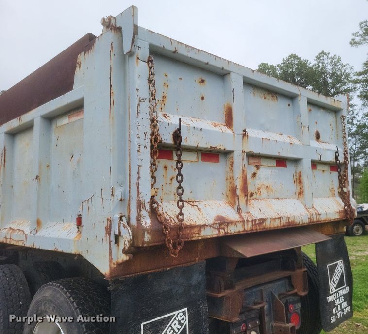 image for item DO4876 1995 White GMC WG dump truck