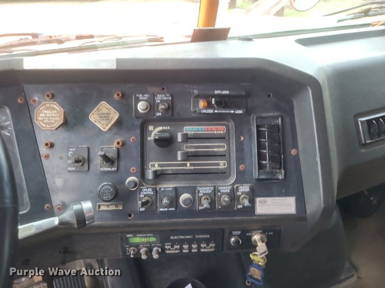 image for item DO4876 1995 White GMC WG dump truck