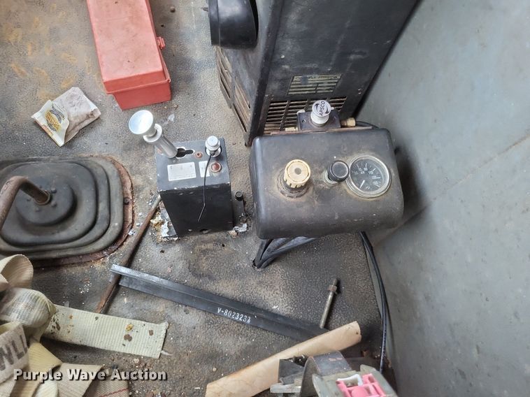 image for item DO4876 1995 White GMC WG dump truck