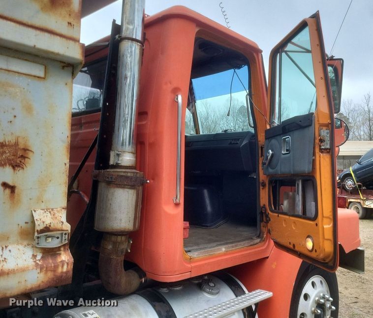 image for item DO4876 1995 White GMC WG dump truck