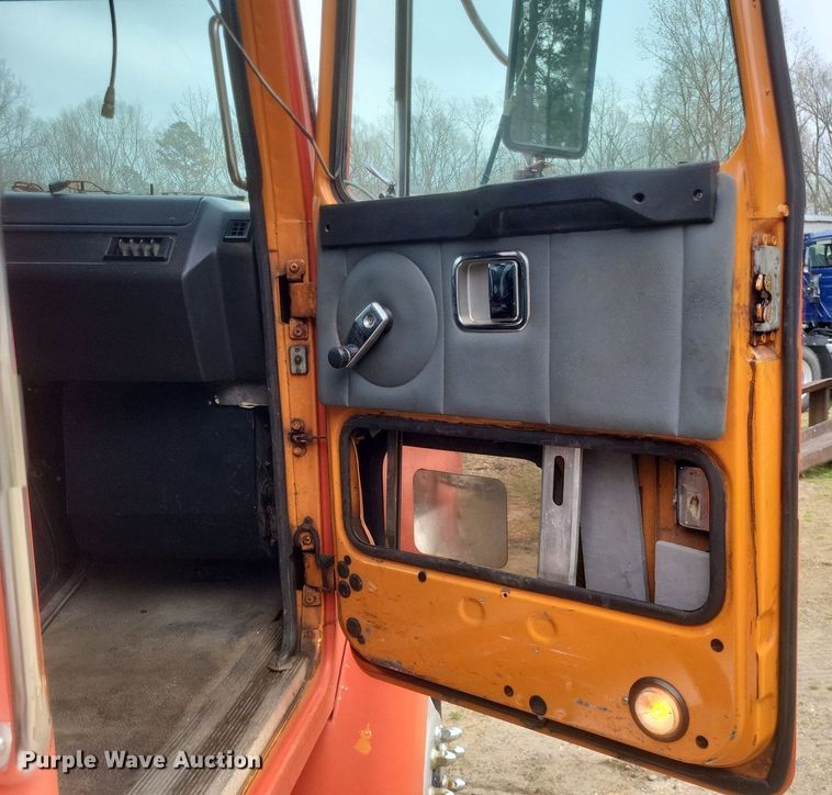 image for item DO4876 1995 White GMC WG dump truck