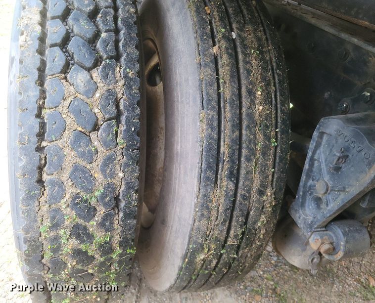 image for item DO4876 1995 White GMC WG dump truck