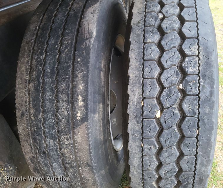 image for item DO4876 1995 White GMC WG dump truck