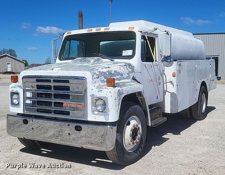 image for item DO4880 1985 International S1700 fuel truck