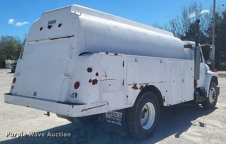 image for item DO4880 1985 International S1700 fuel truck