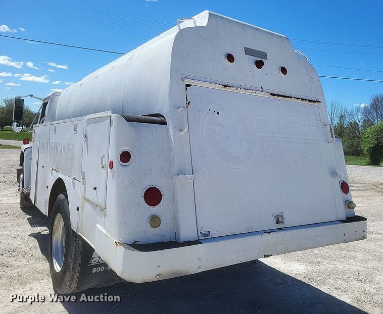 image for item DO4880 1985 International S1700 fuel truck