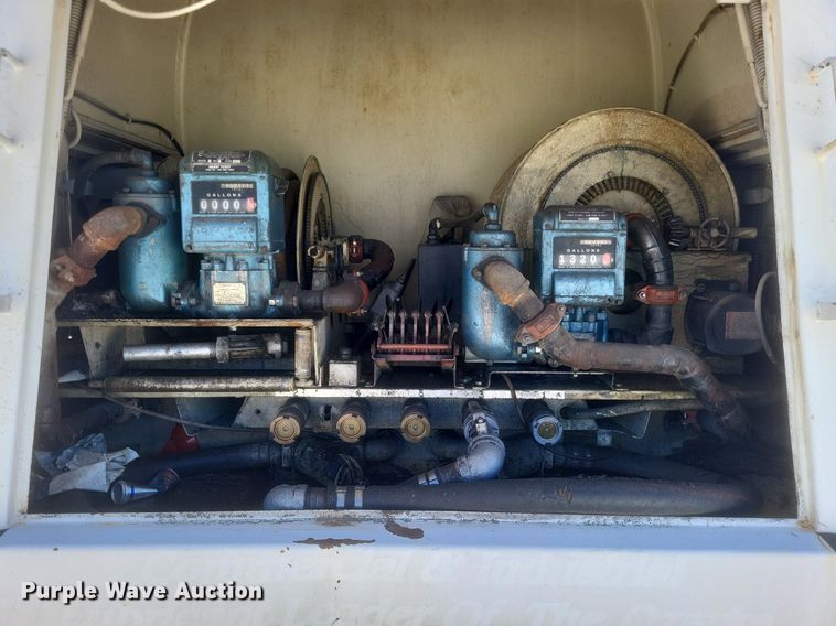 image for item DO4880 1985 International S1700 fuel truck