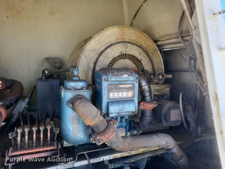 image for item DO4880 1985 International S1700 fuel truck