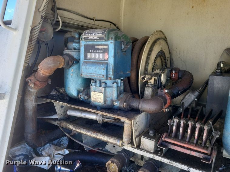 image for item DO4880 1985 International S1700 fuel truck