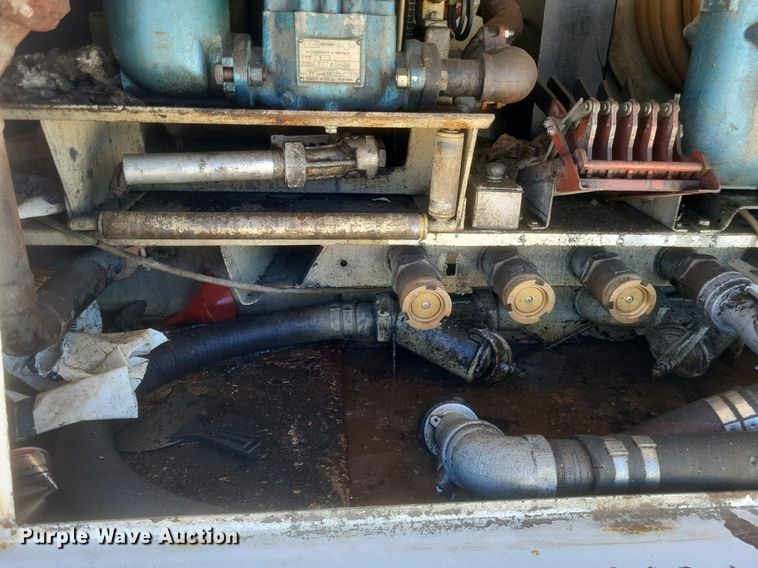 image for item DO4880 1985 International S1700 fuel truck