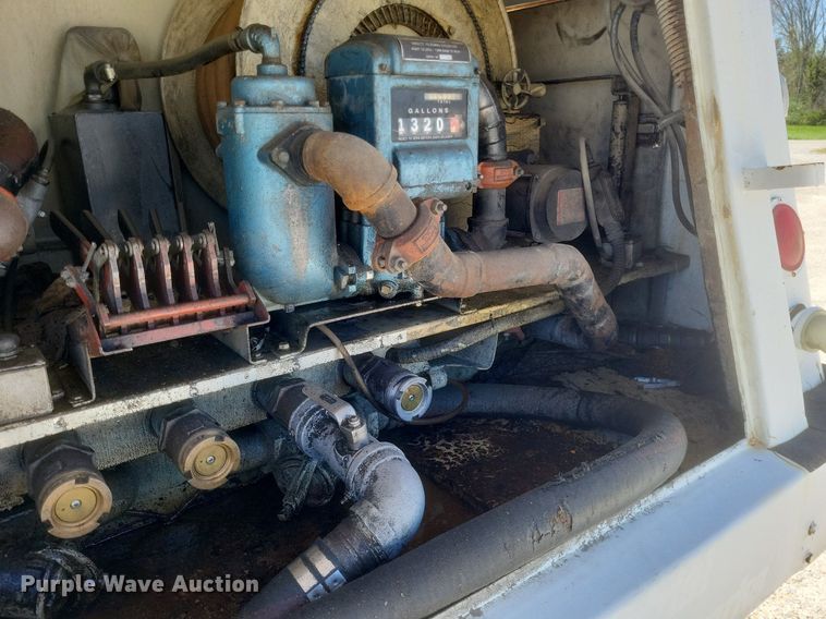 image for item DO4880 1985 International S1700 fuel truck